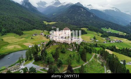 Drohnenfoto Schloss Tarasp, Schloss Tarasp Schweiz Europa Stockfoto