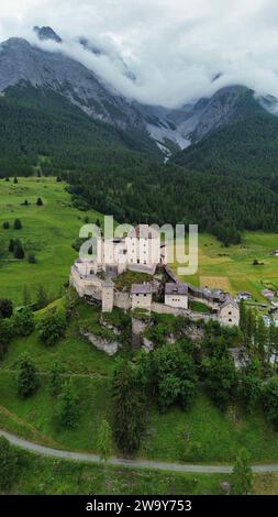 Drohnenfoto Schloss Tarasp, Schloss Tarasp Schweiz Europa Stockfoto