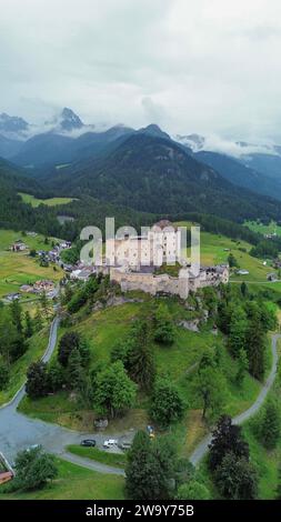 Drohnenfoto Schloss Tarasp, Schloss Tarasp Schweiz Europa Stockfoto