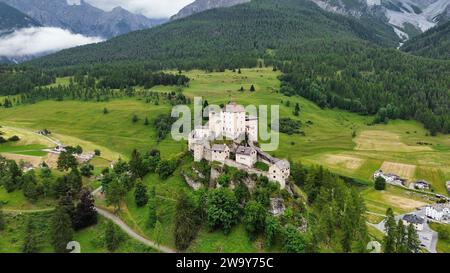 Drohnenfoto Schloss Tarasp, Schloss Tarasp Schweiz Europa Stockfoto