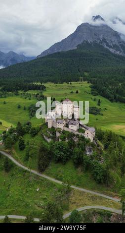 Drohnenfoto Schloss Tarasp, Schloss Tarasp Schweiz Europa Stockfoto