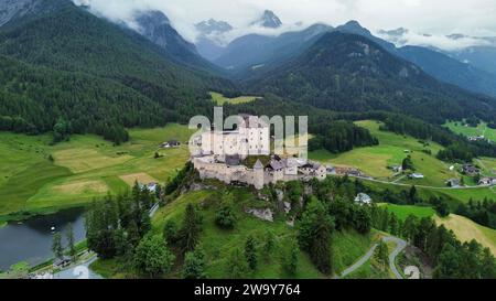 Drohnenfoto Schloss Tarasp, Schloss Tarasp Schweiz Europa Stockfoto