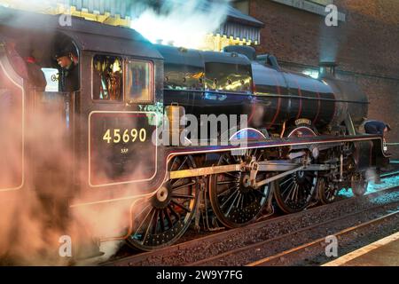 LMS Jubilee Class 6P 4-6-0 No 45690 Leander Dampflokomotive am Bahnhof Bury Bolton Street an der East Lancashire Railway. Stockfoto