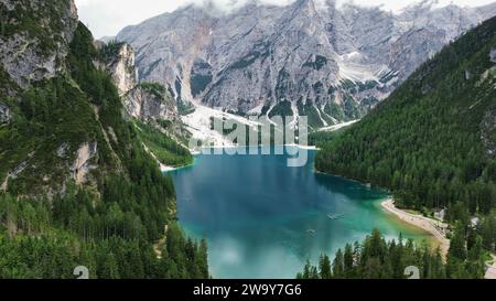 Luftbilddronensicht des Braiessees (Pragser Wildsee, türkisfarbenes Alpenwasser und Bootshaus, Braies, Südtirol, Dolomiten, Italien. Stockfoto