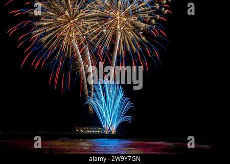 Feuerwerk von einem Pier über dem Wasser Stockfoto