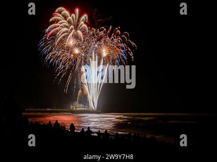 Feuerwerk von einem Pier über dem Wasser Stockfoto