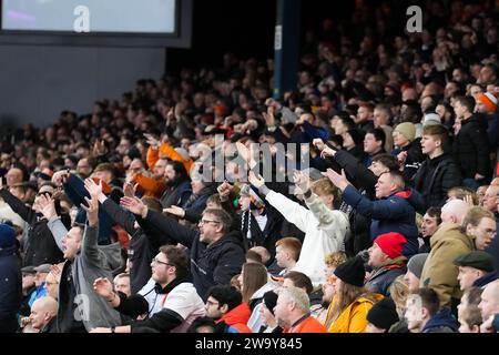 Luton, Großbritannien. Dezember 2023 30. Luton Town Fans beim Premier League-Spiel zwischen Luton Town und Chelsea in der Kenilworth Road, Luton, England am 30. Dezember 2023. Foto: David Horn. Quelle: Prime Media Images/Alamy Live News Stockfoto