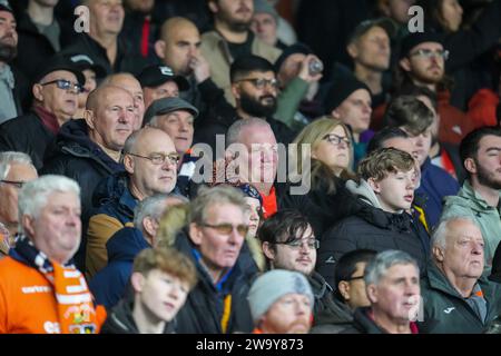 Luton, Großbritannien. Dezember 2023 30. Luton Town Fans beim Premier League-Spiel zwischen Luton Town und Chelsea in der Kenilworth Road, Luton, England am 30. Dezember 2023. Foto: David Horn. Quelle: Prime Media Images/Alamy Live News Stockfoto