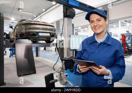 Autoreparatur im Kfz-Service. Stockfoto