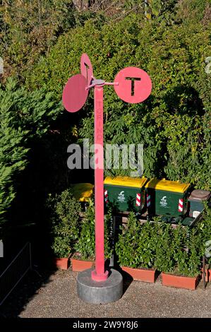 Rotes Anemometer der Olympischen Winterspiele 2006 in Turin, Olympischer Hof von Monte dei Cappuccini, Turin, Piemont, Italien Stockfoto