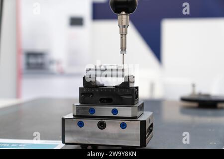 Infrarotsensor zum Messen von Teilen. Qualitätsbeurteilung in einer modernen Fabrik. Stockfoto