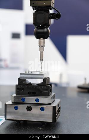 Infrarotsensor zum Messen von Teilen. Qualitätsbeurteilung in einer modernen Fabrik. Stockfoto