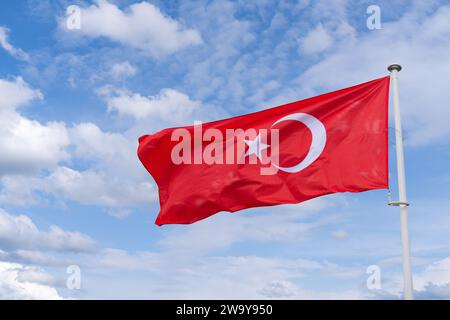 Die türkische Flagge flattert im Wind. Staatssymbol der Türkei Stockfoto