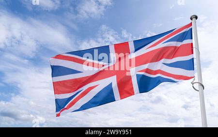 Britische Flagge flattert im Wind. Staatssymbol des Vereinigten Königreichs. Stockfoto