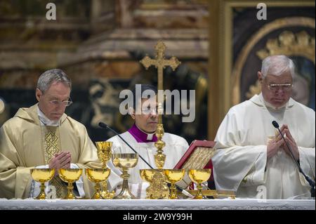 Vatikan, Vatikan. Dezember 2023 31. Italien, Rom, Vatikan, 2023/12/31.Erzbischof Georg Ganswein führt die Messe als Teil der Jahresabende-Vesper, ein Jahr nach dem Tod von Papst Benedikt XVI. In der St. Petersdom im Vatikan Foto von Alessia Giuliani/Catholic Press Photo s. BESCHRÄNKT AUF REDAKTIONELLE VERWENDUNG - KEIN MARKETING - KEINE WERBEKAMPAGNEN. Quelle: Unabhängige Fotoagentur/Alamy Live News Stockfoto