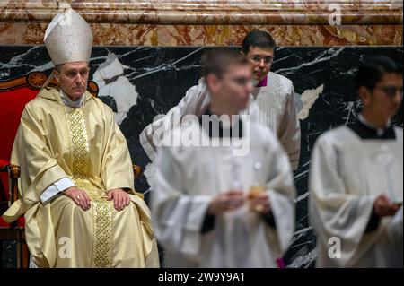 Vatikan, Vatikan. Dezember 2023 31. Italien, Rom, Vatikan, 2023/12/31.Erzbischof Georg Ganswein führt die Messe als Teil der Jahresabende-Vesper, ein Jahr nach dem Tod von Papst Benedikt XVI. In der St. Petersdom im Vatikan Foto von Alessia Giuliani/Catholic Press Photo s. BESCHRÄNKT AUF REDAKTIONELLE VERWENDUNG - KEIN MARKETING - KEINE WERBEKAMPAGNEN. Quelle: Unabhängige Fotoagentur/Alamy Live News Stockfoto