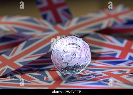 50p Münze, seine Königliche Hoheit König Karl III., auf Union Jack Papier Stockfoto