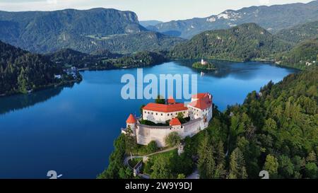 Luftbild der Burg Bled (Blejski grad auf einer Klippe mit Blick auf den Bledsee, Grajska cesta 61, Bled, Oberkrain, Slowenien. Stockfoto