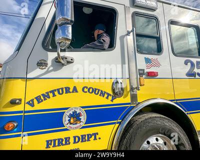 30. Dezember 2023, Santa Barbara/Ventura, Kalifornien, USA: Ventura County Fire Department Truck vor Seegras-Sukkulenten, am schönen Rincon Point, südlich von Carpinteria im Santa Barbara County und nördlich von Ventura, am 30. Dezember 2023. Monster, King Tides bringt dramatische Wellen in die Gegend, und Feuerwehrleute machen die Runde und schauen sich die beliebten Schwimm- und Surfgebiete entlang der Zentral-/Südküste an. (Kreditbild: © Amy Katz/ZUMA Press Wire) NUR REDAKTIONELLE VERWENDUNG! Nicht für kommerzielle ZWECKE! Stockfoto