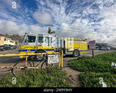 30. Dezember 2023, Santa Barbara/Ventura, Kalifornien, USA: Ventura County Fire Department Truck vor Seegras-Sukkulenten, am schönen Rincon Point, südlich von Carpinteria im Santa Barbara County und nördlich von Ventura, am 30. Dezember 2023. Monster, King Tides bringt dramatische Wellen in die Gegend, und Feuerwehrleute machen die Runde und schauen sich die beliebten Schwimm- und Surfgebiete entlang der Zentral-/Südküste an. (Kreditbild: © Amy Katz/ZUMA Press Wire) NUR REDAKTIONELLE VERWENDUNG! Nicht für kommerzielle ZWECKE! Stockfoto