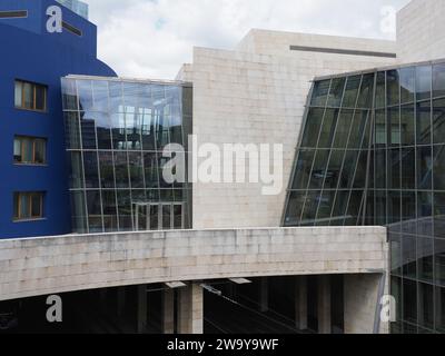 Modernes guggenheim-Museumsgebäude in der europäischen Stadt BILBAO in der Provinz Biskaya in SPANIEN, bewölkter Himmel 2019 warmer sonniger Sommertag im September. Stockfoto