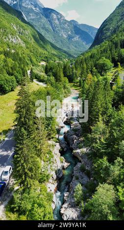 Luftbilddrohnenaufnahme der Großen Soča-Schlucht (Velika korita Soče, türkisfarbener Fluss geschnitzter Canyon in der Soča, Bovec, Triglav-Nationalpark, Slowenien. Stockfoto