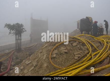 Ayodhya, Indien. Dezember 2023. Eine Baustelle, die an einem nebeligen Wintermorgen in Ayodhya gesehen wurde. Die Wintersaison, die im Oktober beginnt und bis März dauert, ist die beste Zeit für einen Besuch in Ayodhya. Die Temperaturen in dieser Saison liegen zwischen 20Â °C am Tag und 5Â °C in der Nacht. (Credit Image: © Biplov Bhuyan/SOPA Images via ZUMA Press Wire) NUR REDAKTIONELLE VERWENDUNG! Nicht für kommerzielle ZWECKE! Stockfoto