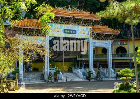 Der Haupteingang zum Sam Poh Tong Tempel, Ipoh, Perak, Malaysia Stockfoto