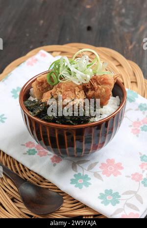 Knusprig gebratenes Huhn im japanischen Stil oder Tori Karaage mit gedämpftem Reis und Nori-Flakes Stockfoto