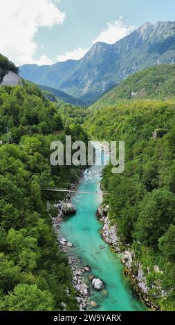 Luftbilddrohnenaufnahme der Großen Soča-Schlucht (Velika korita Soče, türkisfarbener Fluss geschnitzter Canyon in der Soča, Bovec, Triglav-Nationalpark, Slowenien. Stockfoto