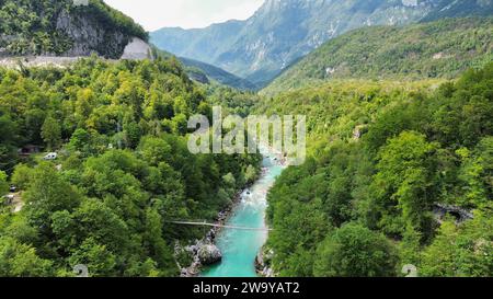 Luftbilddrohnenaufnahme der Großen Soča-Schlucht (Velika korita Soče, türkisfarbener Fluss geschnitzter Canyon in der Soča, Bovec, Triglav-Nationalpark, Slowenien. Stockfoto