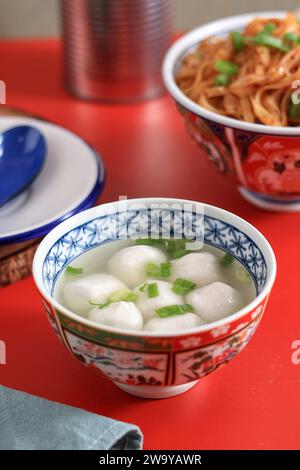 Singapore Fish Ball Suppe, klare Suppenbrühe mit weißem Kaufisch und gehackter Frühlingszwiebeln Stockfoto