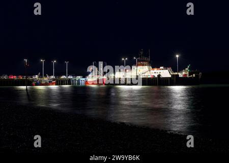 Largs Harbour, Schottland, Großbritannien. Caledonian Mcbrane Fähre MV Loch Fyne & Trawler AURIGA AR147, Trawler GUIDE ME KY227 Stockfoto