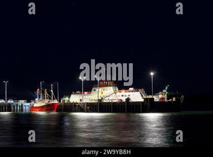 Largs Harbour, Schottland, Großbritannien. Caledonian Mcbrane Fähre MV Loch Fyne & Trawler AURIGA AR147, Trawler GUIDE ME KY227 Stockfoto