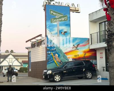 30. Dezember 2023, Santa Barbara/Ventura, Kalifornien, USA: Pierpont und Seaward Schild vor dem Strandgemälde des Surf Liguour Stores, das immer noch schlammig ist von dem â€œRogue Monster waveâ€, das sich am Donnerstag, 28. Dezember, in Pierpont, Ventura über Sand und Straße schlängelte, fast ein Dutzend Menschen die Straße hinunter gefegt und viele verletzt hat. (Kreditbild: © Amy Katz/ZUMA Press Wire) NUR REDAKTIONELLE VERWENDUNG! Nicht für kommerzielle ZWECKE! Stockfoto