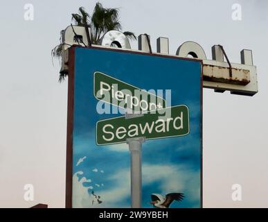 30. Dezember 2023, Santa Barbara/Ventura, Kalifornien, USA: Pierpont und Seaward Schild vor dem Strandgemälde des Surf Liguour Stores, das immer noch schlammig ist von dem â€œRogue Monster waveâ€, das sich am Donnerstag, 28. Dezember, in Pierpont, Ventura über Sand und Straße schlängelte, fast ein Dutzend Menschen die Straße hinunter gefegt und viele verletzt hat. (Kreditbild: © Amy Katz/ZUMA Press Wire) NUR REDAKTIONELLE VERWENDUNG! Nicht für kommerzielle ZWECKE! Stockfoto