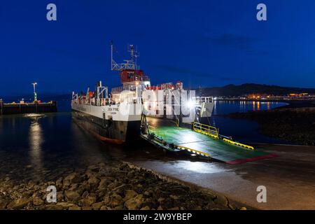 Die Caledonian McBrayne Fähre Loch Fyne bei Largs Slipway mit der ersten Fahrt des Tages nach Cumbrae Slip, Millport Stockfoto