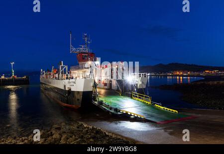 Die Caledonian McBrayne Fähre Loch Fyne bei Largs Slipway mit der ersten Fahrt des Tages nach Cumbrae Slip, Millport Stockfoto