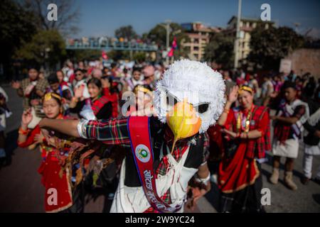 Kathmandu, Nepal. Dezember 2023 31. Mitglieder der Tamu/Gurung-Gemeinde treffen sich in Kathmandu, Nepal, anlässlich des Tamu Lhosar, der jährlich anlässlich des Neujahrs stattfindet. (Foto: Amit Machamasi/NurPhoto) Credit: NurPhoto SRL/Alamy Live News Stockfoto