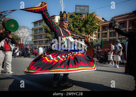 Kathmandu, Nepal. Dezember 2023 31. Mitglieder der Tamu/Gurung-Gemeinde treffen sich in Kathmandu, Nepal, anlässlich des Tamu Lhosar, der jährlich anlässlich des Neujahrs stattfindet. (Foto: Amit Machamasi/NurPhoto) Credit: NurPhoto SRL/Alamy Live News Stockfoto