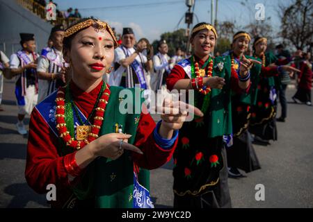 Kathmandu, Nepal. Dezember 2023 31. Mitglieder der Tamu/Gurung-Gemeinde treffen sich in Kathmandu, Nepal, anlässlich des Tamu Lhosar, der jährlich anlässlich des Neujahrs stattfindet. (Foto: Amit Machamasi/NurPhoto) Credit: NurPhoto SRL/Alamy Live News Stockfoto