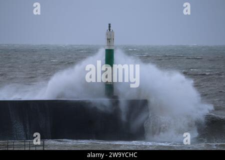 Aberystwyth Wales UK Wetter 31. Dezember 2023. Riesige Wellen, die von heftigen Winden getrieben werden, überschwemmen die alte viktorianische Stadt an der Westküste, während ein Wintersturm über Wales und den Rest Großbritanniens zieht, Sturmböen von bis zu 80 km/h schwer treffen und Leben und Eigentum gefährden. Quelle: mike davies/Alamy Live News Stockfoto