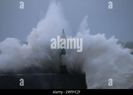 Aberystwyth Wales UK Wetter 31. Dezember 2023. Riesige Wellen, die von heftigen Winden getrieben werden, überschwemmen die alte viktorianische Stadt an der Westküste, während ein Wintersturm über Wales und den Rest Großbritanniens zieht, Sturmböen von bis zu 80 km/h schwer treffen und Leben und Eigentum gefährden. Quelle: mike davies/Alamy Live News Stockfoto