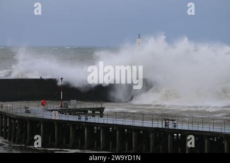 Aberystwyth Wales UK Wetter 31. Dezember 2023. Riesige Wellen, die von heftigen Winden getrieben werden, überschwemmen die alte viktorianische Stadt an der Westküste, während ein Wintersturm über Wales und den Rest Großbritanniens zieht, Sturmböen von bis zu 80 km/h schwer treffen und Leben und Eigentum gefährden. Quelle: mike davies/Alamy Live News Stockfoto