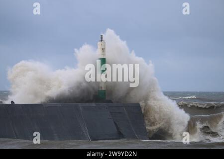 Aberystwyth Wales UK Wetter 31. Dezember 2023. Riesige Wellen, die von heftigen Winden getrieben werden, überschwemmen die alte viktorianische Stadt an der Westküste, während ein Wintersturm über Wales und den Rest Großbritanniens zieht, Sturmböen von bis zu 80 km/h schwer treffen und Leben und Eigentum gefährden. Quelle: mike davies/Alamy Live News Stockfoto