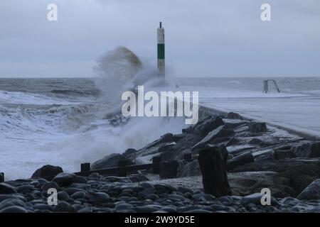 Aberystwyth Wales UK Wetter 31. Dezember 2023. Riesige Wellen, die von heftigen Winden getrieben werden, überschwemmen die alte viktorianische Stadt an der Westküste, während ein Wintersturm über Wales und den Rest Großbritanniens zieht, Sturmböen von bis zu 80 km/h schwer treffen und Leben und Eigentum gefährden. Quelle: mike davies/Alamy Live News Stockfoto