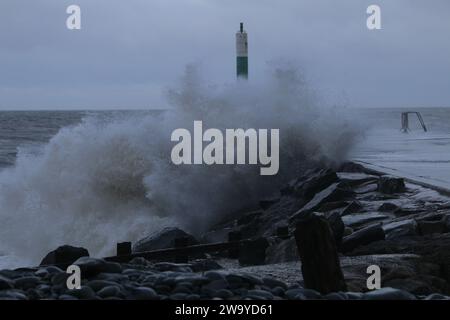 Aberystwyth Wales UK Wetter 31. Dezember 2023. Riesige Wellen, die von heftigen Winden getrieben werden, überschwemmen die alte viktorianische Stadt an der Westküste, während ein Wintersturm über Wales und den Rest Großbritanniens zieht, Sturmböen von bis zu 80 km/h schwer treffen und Leben und Eigentum gefährden. Quelle: mike davies/Alamy Live News Stockfoto