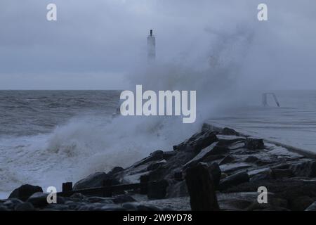 Aberystwyth Wales UK Wetter 31. Dezember 2023. Riesige Wellen, die von heftigen Winden getrieben werden, überschwemmen die alte viktorianische Stadt an der Westküste, während ein Wintersturm über Wales und den Rest Großbritanniens zieht, Sturmböen von bis zu 80 km/h schwer treffen und Leben und Eigentum gefährden. Quelle: mike davies/Alamy Live News Stockfoto