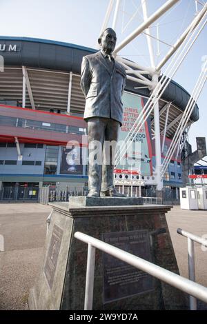 Die Statue von Sir Tasker Watkins im Fürstentum Stadium in Cardiff, Wales, Großbritannien Stockfoto