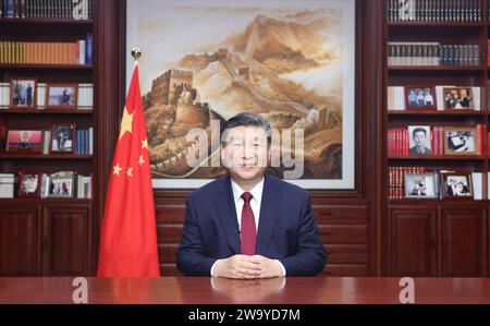 Peking, China. Dezember 2023 31. Der chinesische Präsident Xi Jinping überbringt eine Neujahrsbotschaft über die China Media Group und den Sonntagabend des Internets in Peking, der 2024 läutet. Quelle: Ju Peng/Xinhua/Alamy Live News Stockfoto